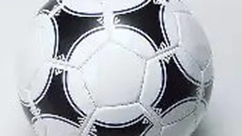 面馆老板白天操勺夜晚踢球，助力球队首球入网